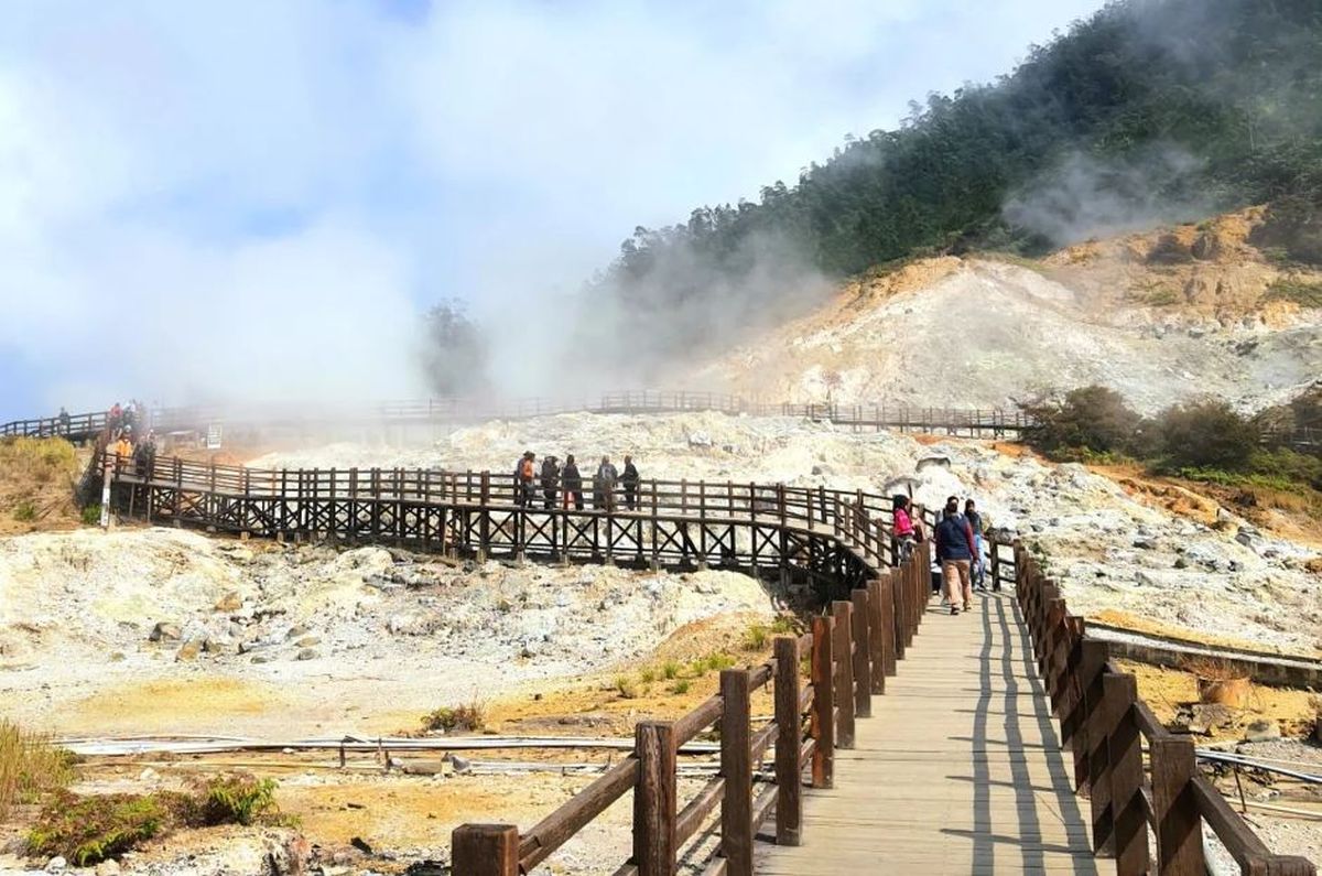 Kawah Sikidang Dieng: Kawah Aktif yang Aman Dikunjungi