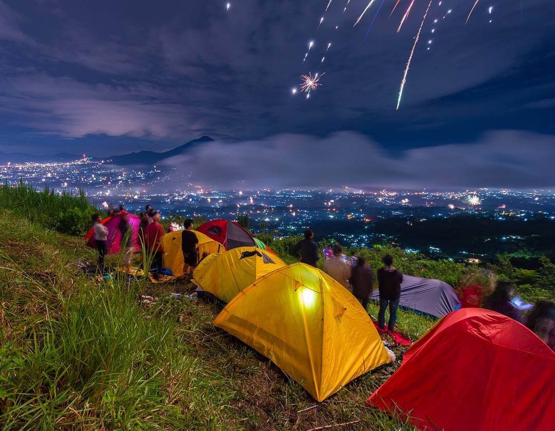 5 Spot Camping Terbaik di Indonesia dengan Pemandangan Spektakuler 5 Spot Camping Terbaik di Indonesia dengan Pemandangan Spektakuler
