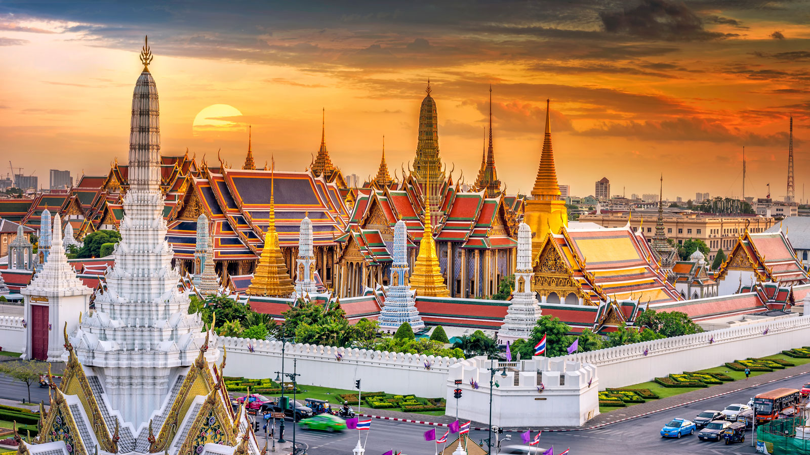 Wat Phra Kaew: Kuil Ikonik di Jantung Bangkok Wat Phra Kaew: Kuil Ikonik di Jantung Bangkok