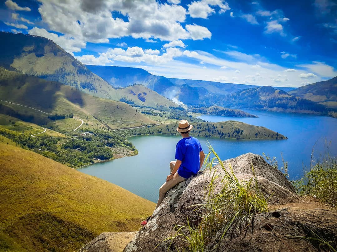 Bukit Holbung: Surga Tersembunyi di Danau Toba Bukit Holbung: Surga Tersembunyi di Danau Toba
