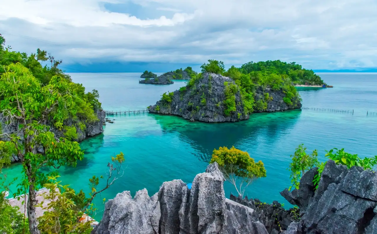 Jelajahi Keindahan Pulau-Pulau Kecil di Indonesia yang Jarang Tersentuh Wisatawan Jelajahi Keindahan Pulau-Pulau Kecil di Indonesia yang Jarang Tersentuh Wisatawan
