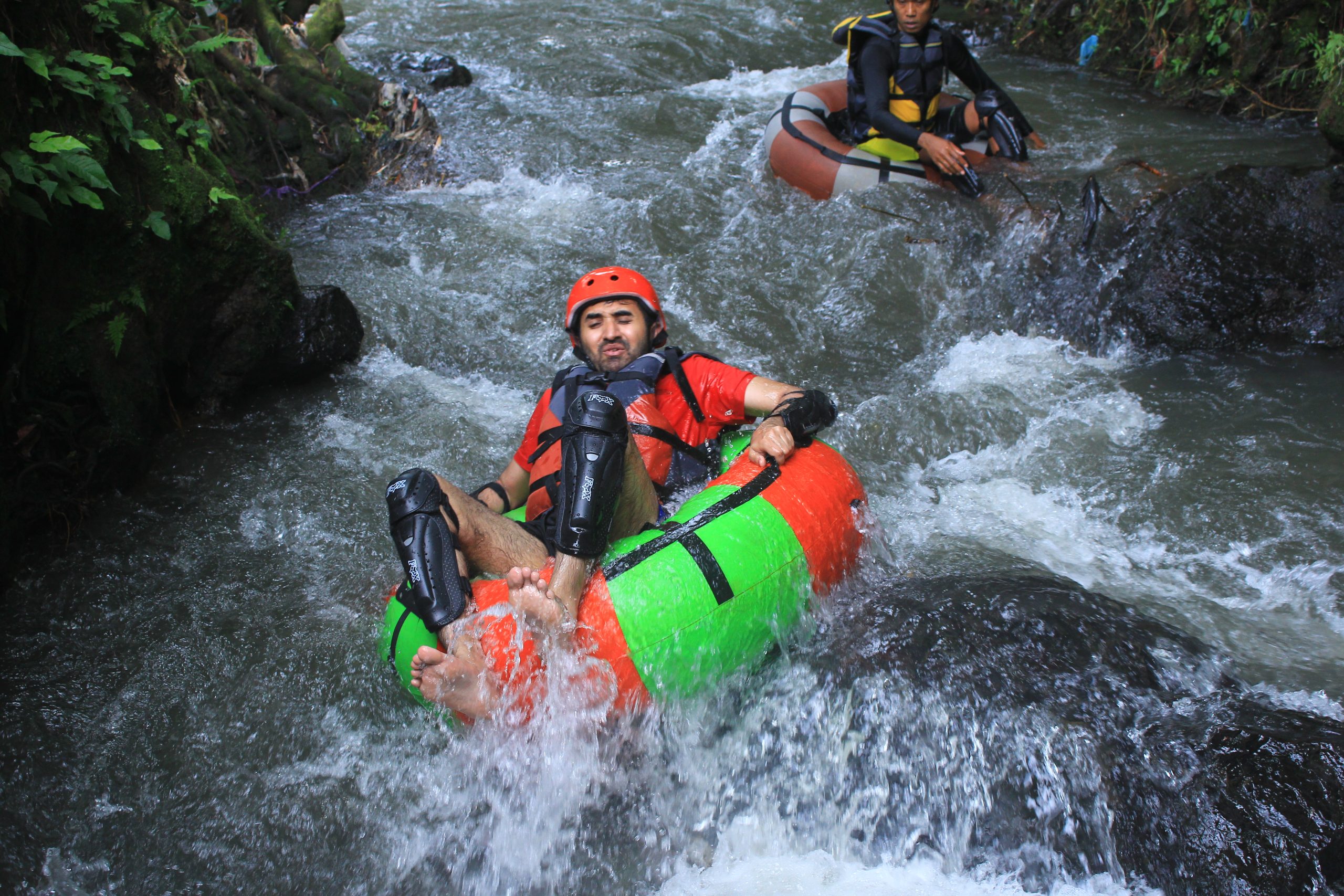 River Tubing: Main Air di Aliran Sungai Deras River Tubing: Main Air di Aliran Sungai Deras