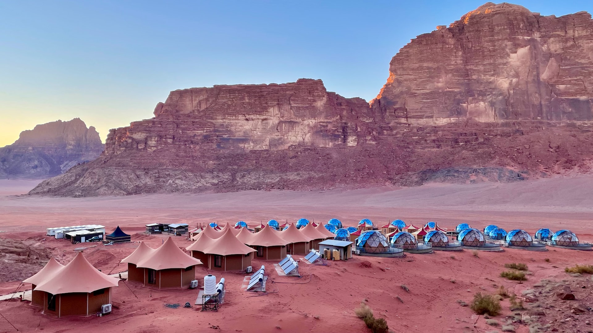Wadi Rum: Pesona Gurun yang Memukau di Yordania Wadi Rum: Pesona Gurun yang Memukau di Yordania