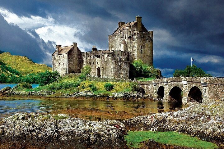 Eilean Donan Castle: Petualangan Mistis ke Jantung Skotlandia yang Tak Terlupakan Eilean Donan Castle: Petualangan Mistis ke Jantung Skotlandia yang Tak Terlupakan