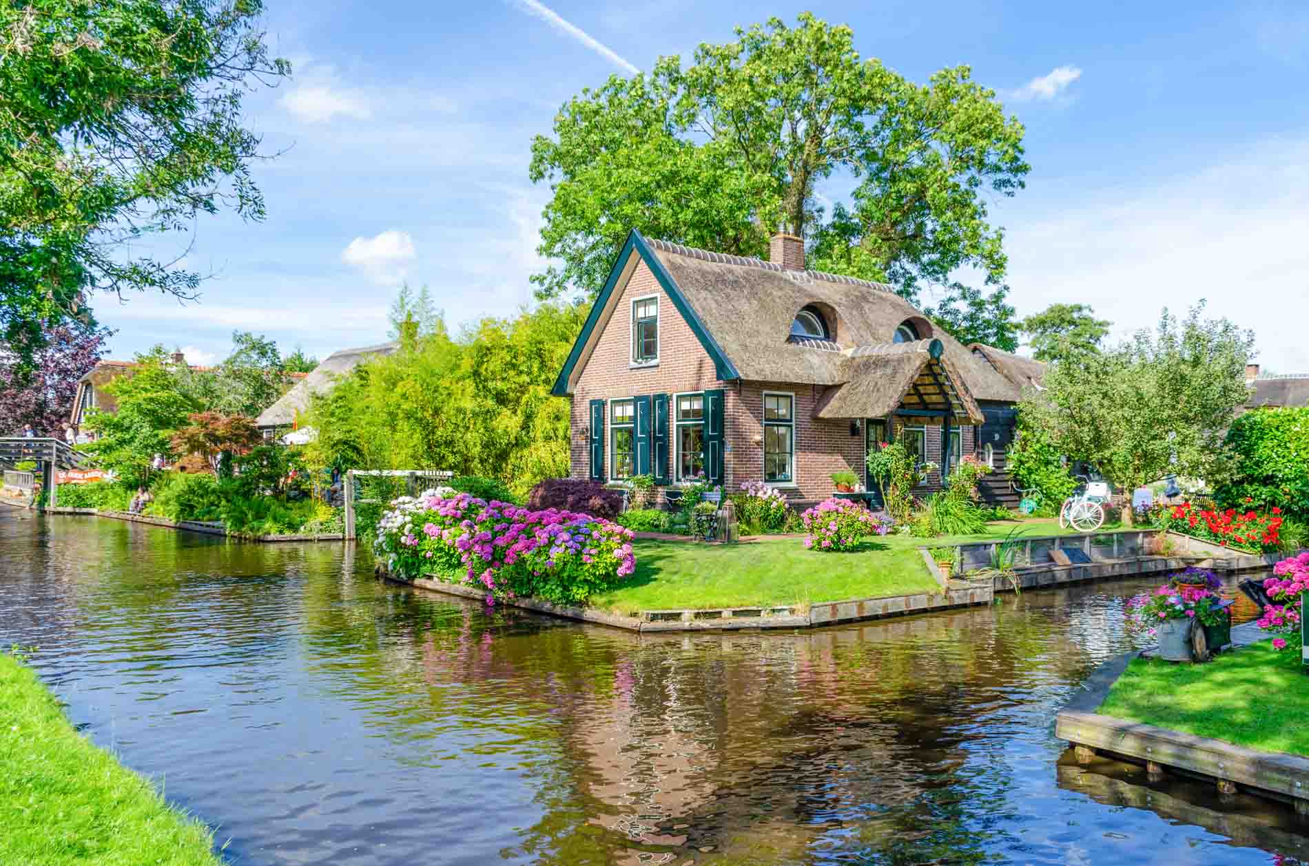 Giethoorn: Desa Tanpa Jalan Paling Romantis di Belanda Giethoorn: Desa Tanpa Jalan Paling Romantis di Belanda