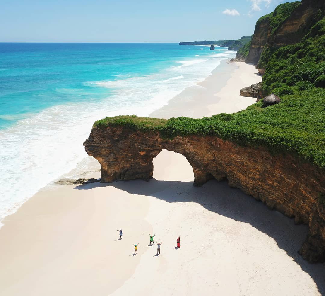 Pantai Mbawana: Destinasi Eksotis yang Wajib Dijelajahi di Sumba Pantai Mbawana: Destinasi Eksotis yang Wajib Dijelajahi di Sumba