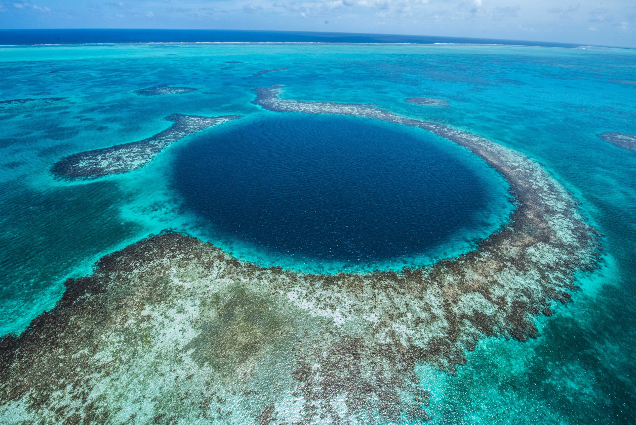 Great Blue Hole: Misteri Laut Belize yang Menghipnotis Dunia Great Blue Hole: Misteri Laut Belize yang Menghipnotis Dunia