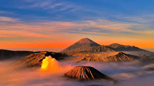 Keindahan Bromo: Di Antara Kabut, Matahari, dan Pengalaman
