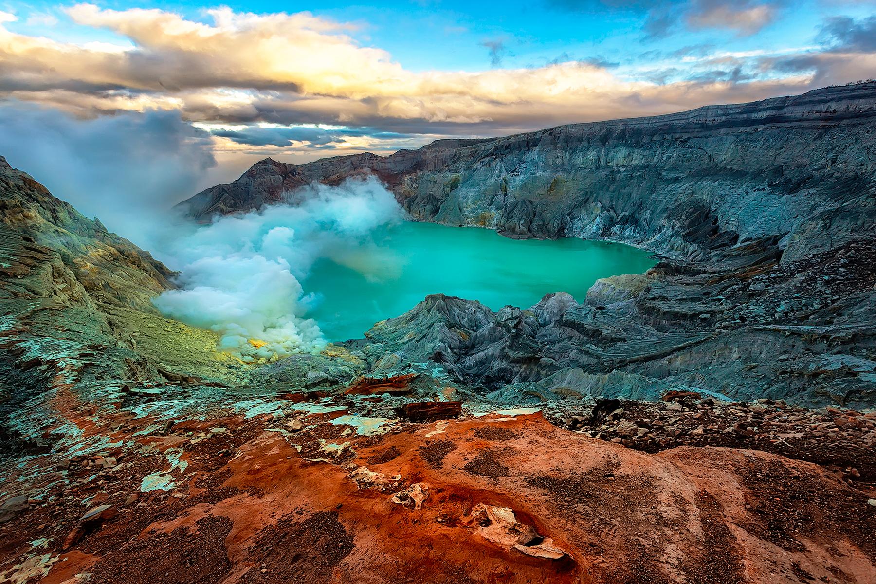 Ijen Crater: Wisata Alam Unik dengan Pemandangan Blue Fire