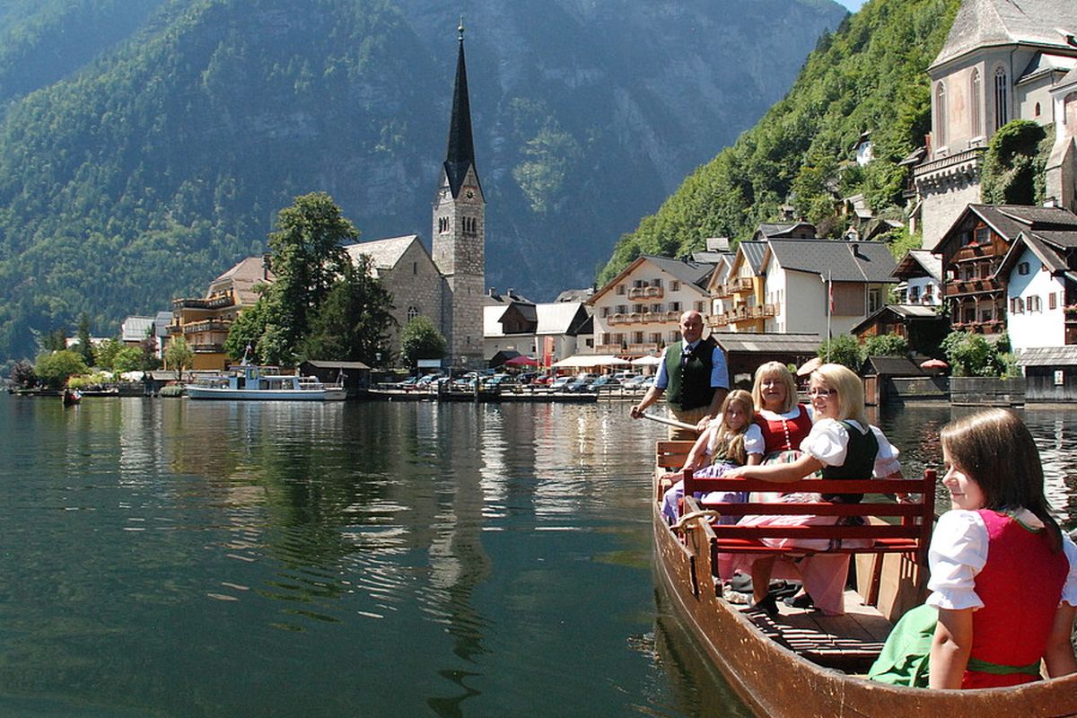 Hallstatt: Kisah Seru & Rahasia Liburan Anti Mainstream