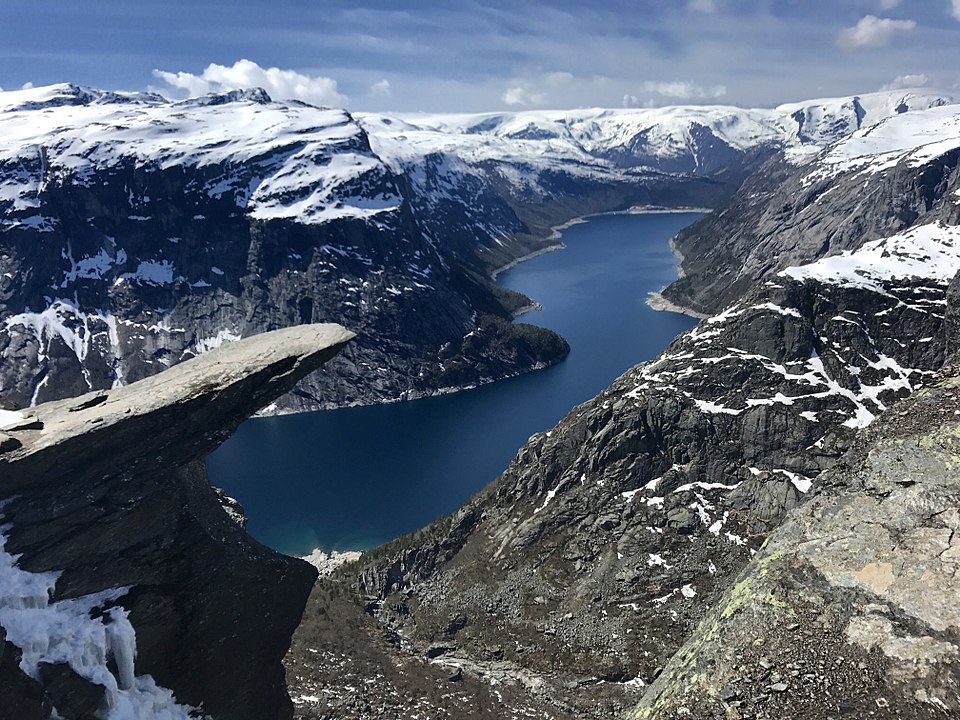 Trolltunga Cliff: Surga di Norwegia yang Wajib Dikunjungi