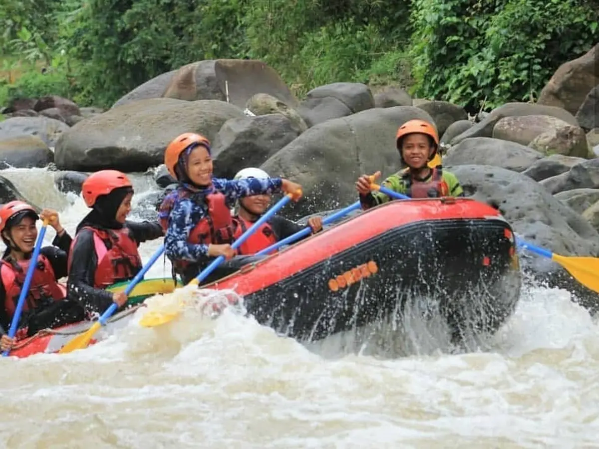 Arung Jeram Ciberang: Kisah Seru di Antara Jeram dan Tawa