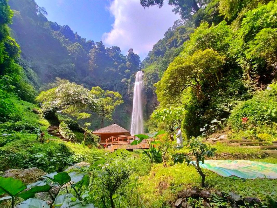 Menyibak Pesona Curug Cimahi: Keindahan Air Terjun Pelangi di Pelosok Bandung