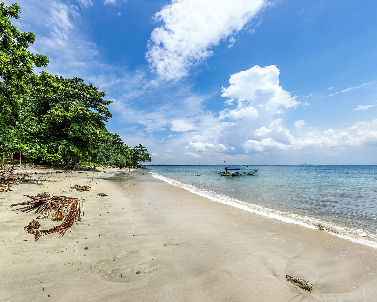 Pantai Karang Bolong: Surga Tersembunyi Tebing Berlubang