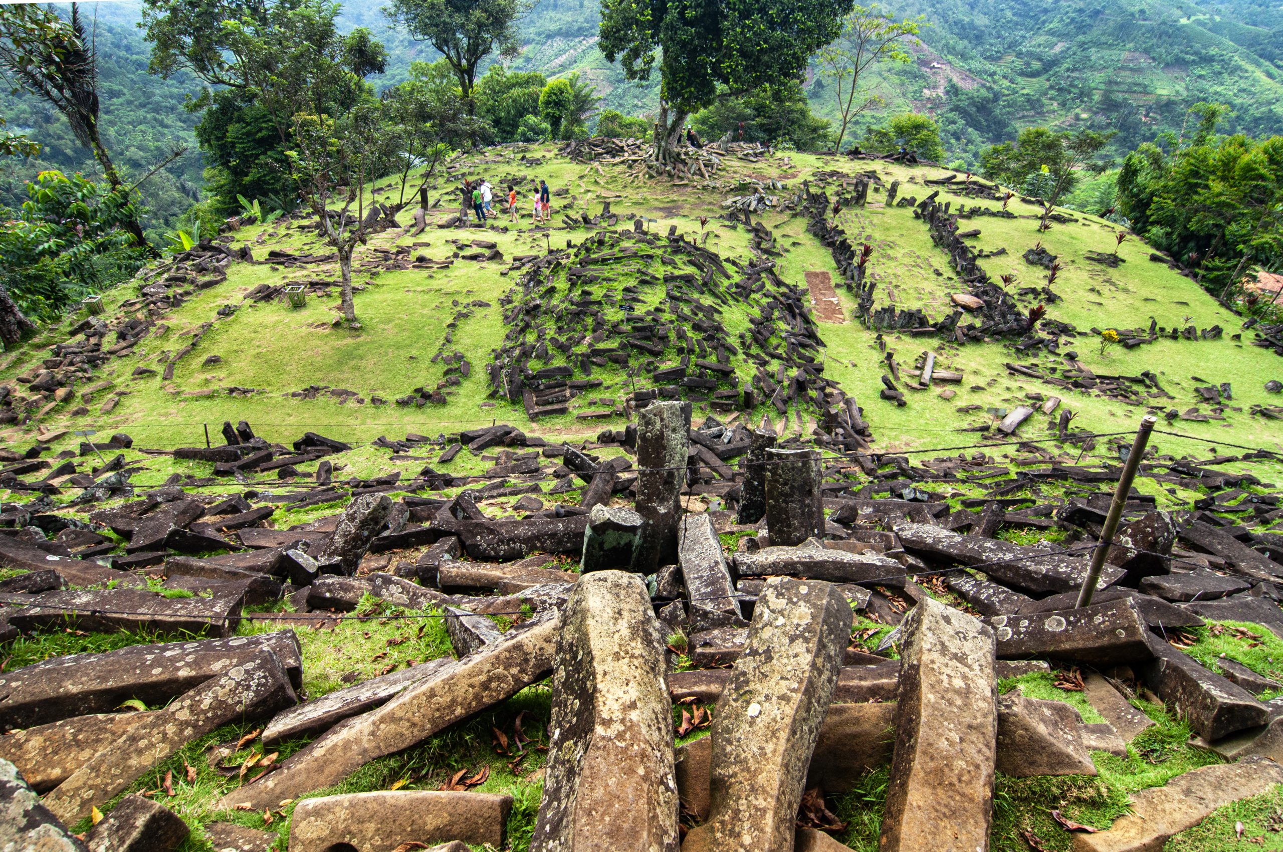 Wisata Situs Gunung Padang: Sejarah Megalitikum Indonesia