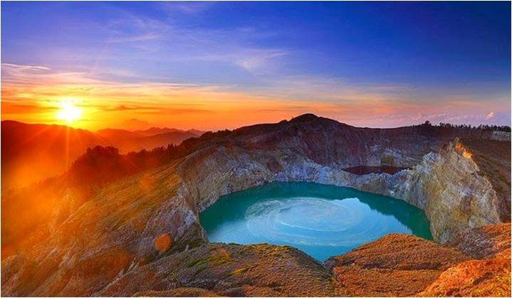 Pesona Mistis Danau Kelimutu: Warna-Warni dari Surga Flores