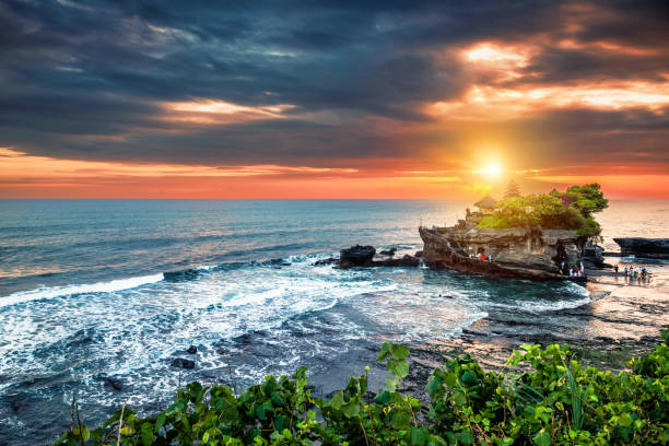 Keindahan Abadi Pura Tanah Lot: Menyatu dengan Lautan dan Budaya Bali