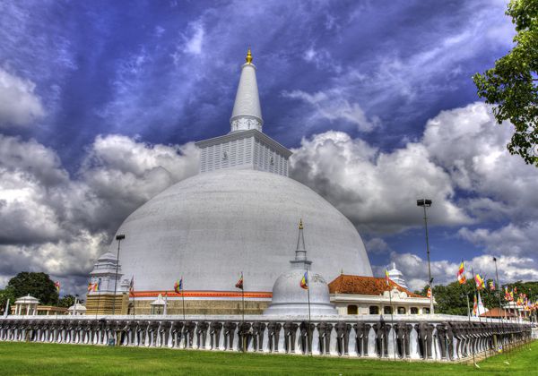 Ruwanwelisaya: Keagungan Stupa Suci di Jantung Sri Lanka