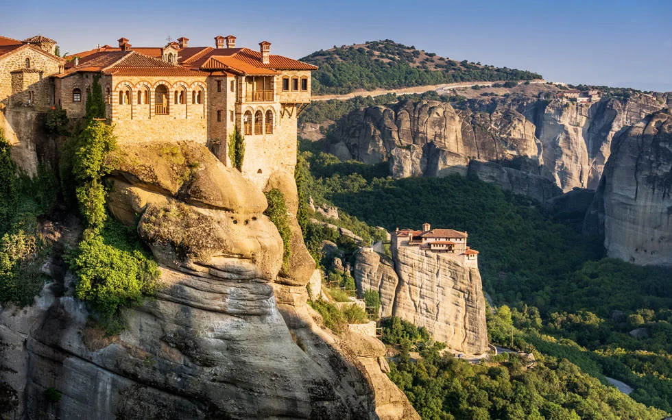 Meteora Monasteries: Keajaiban Desa di Lautan Awan Yunani