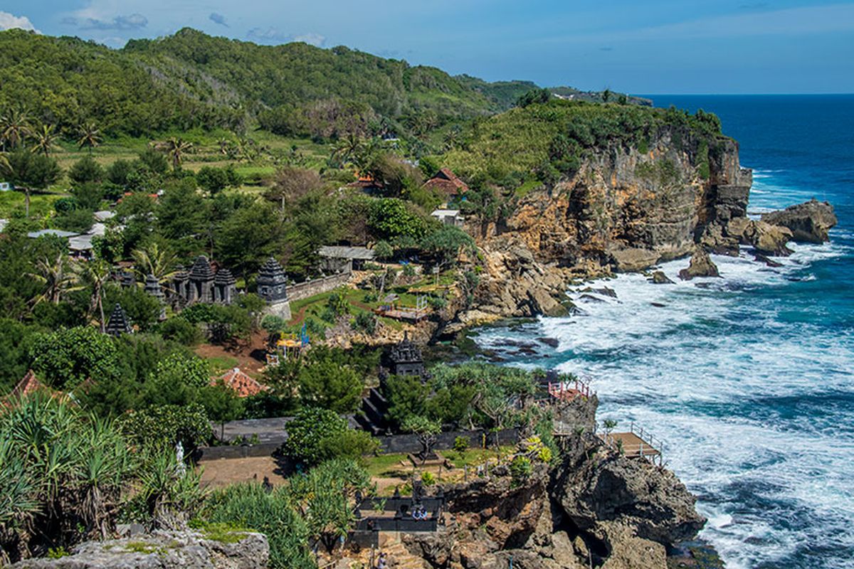 Menyelami Keindahan Pantai Ngobaran yang Memikat Hati