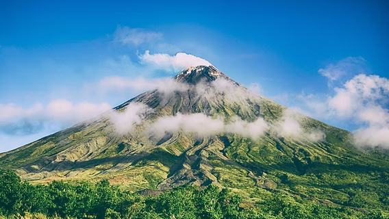 Menjelajah Keindahan Gunung Salak: Pesona Alam, Sejarah, dan Mitosnya