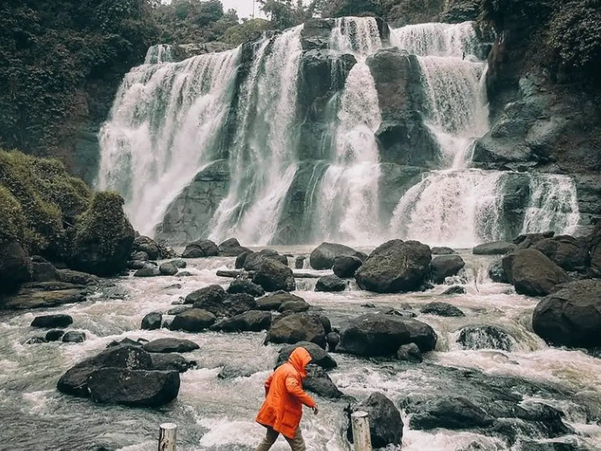 Curug Malela: Pesona Air Terjun Mini Niagara di Jawa Barat