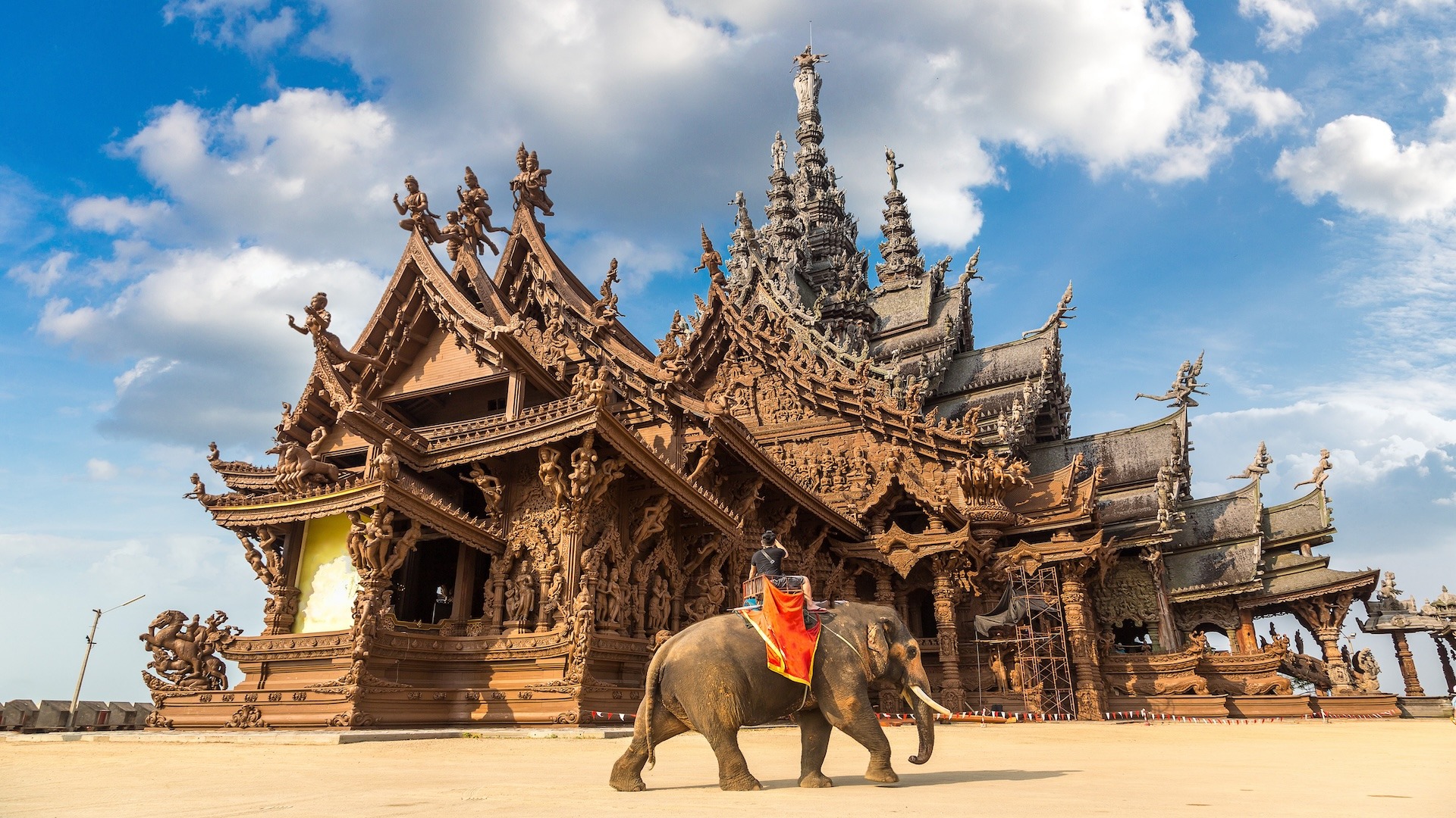 The Sanctuary Of Truth: Musim Sunyi di Tengah Kota Pattaya