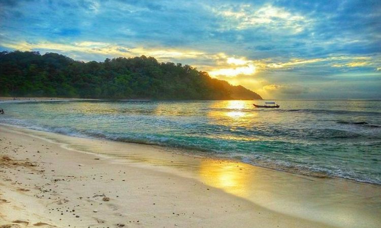 Pantai Sendiki: Surga Tersembunyi di Selatan Malang Pantai Sendiki: Surga Tersembunyi di Selatan Malang