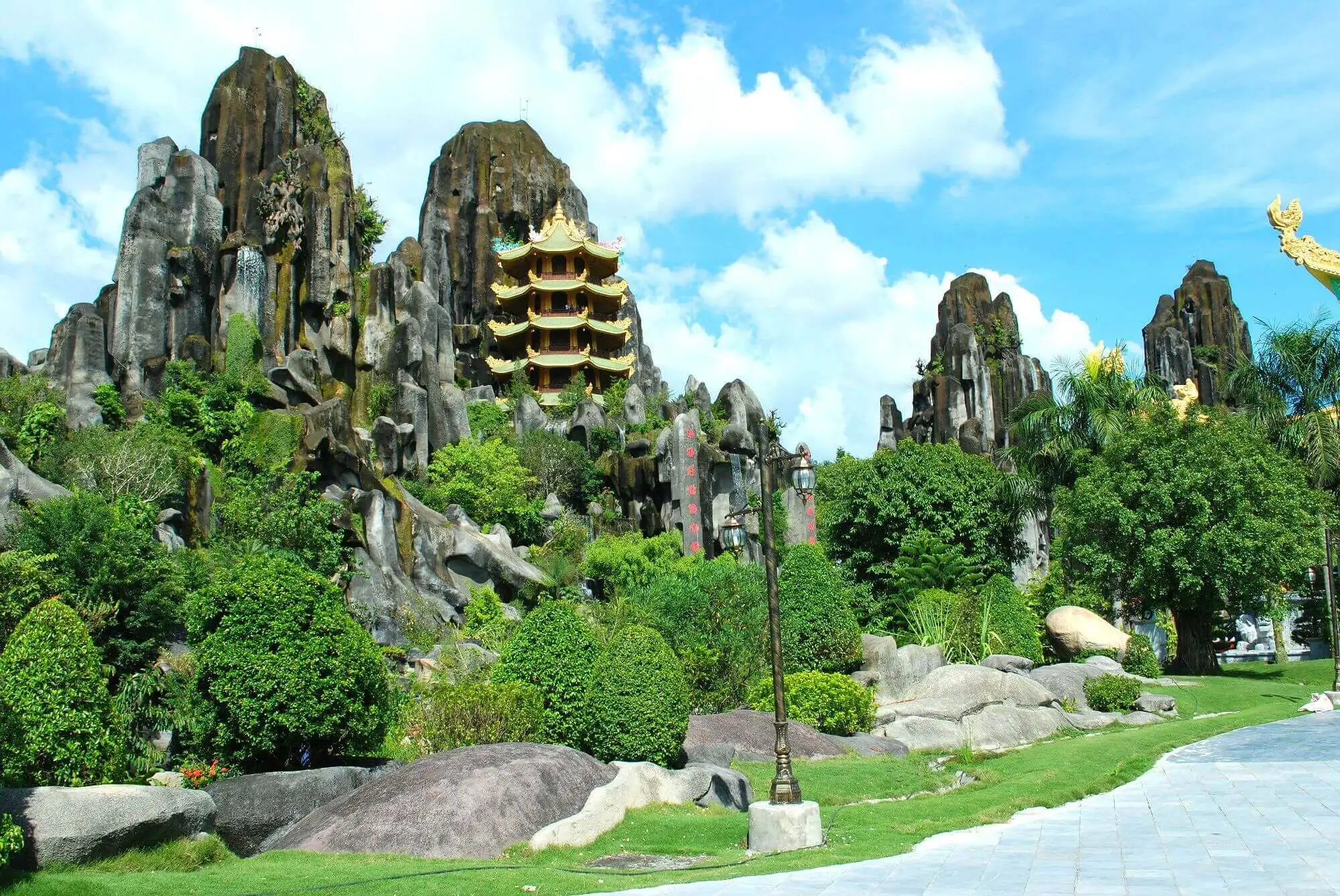 Marble Mountains: Pesona Alam dan Sejarah Mempesona Vietnam