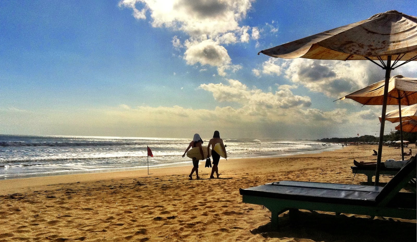 Pantai Seminyak: Oase Trendy di Bali yang Menyatukan Alam
