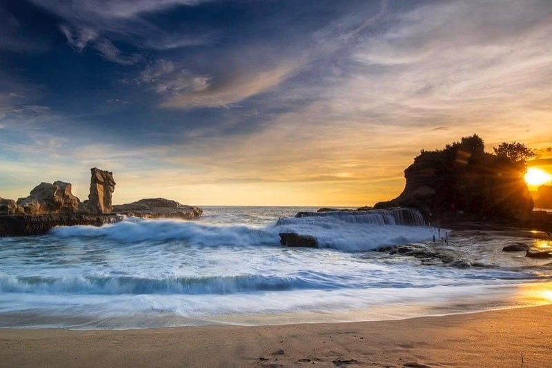 Pesona Pantai Klayar: Keindahan Alam yang Memikat Hati