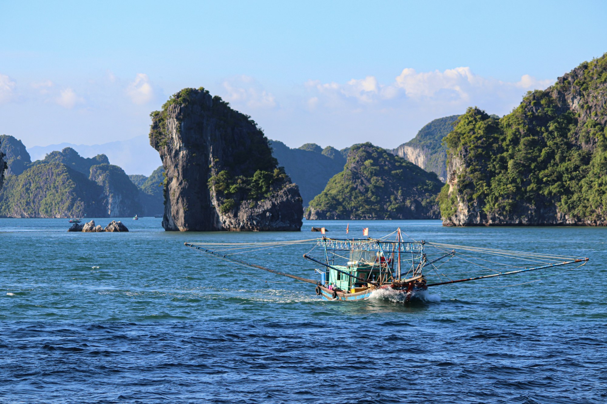 Cat Ba Island: Surga Tropis yang Wajib Masuk Daftar Travel Kamu! Cat Ba Island: Surga Tropis yang Wajib Masuk Daftar Travel Kamu!