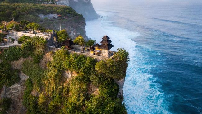 Uluwatu Temple: Pesona Budaya & Keindahan Bali yang Historis