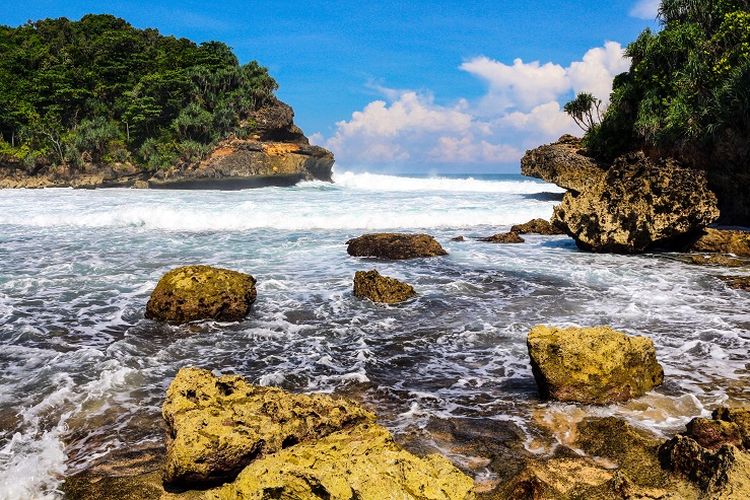 Pantai Batu: Pesona Alam dan Destinasi Wisata yang Memikat