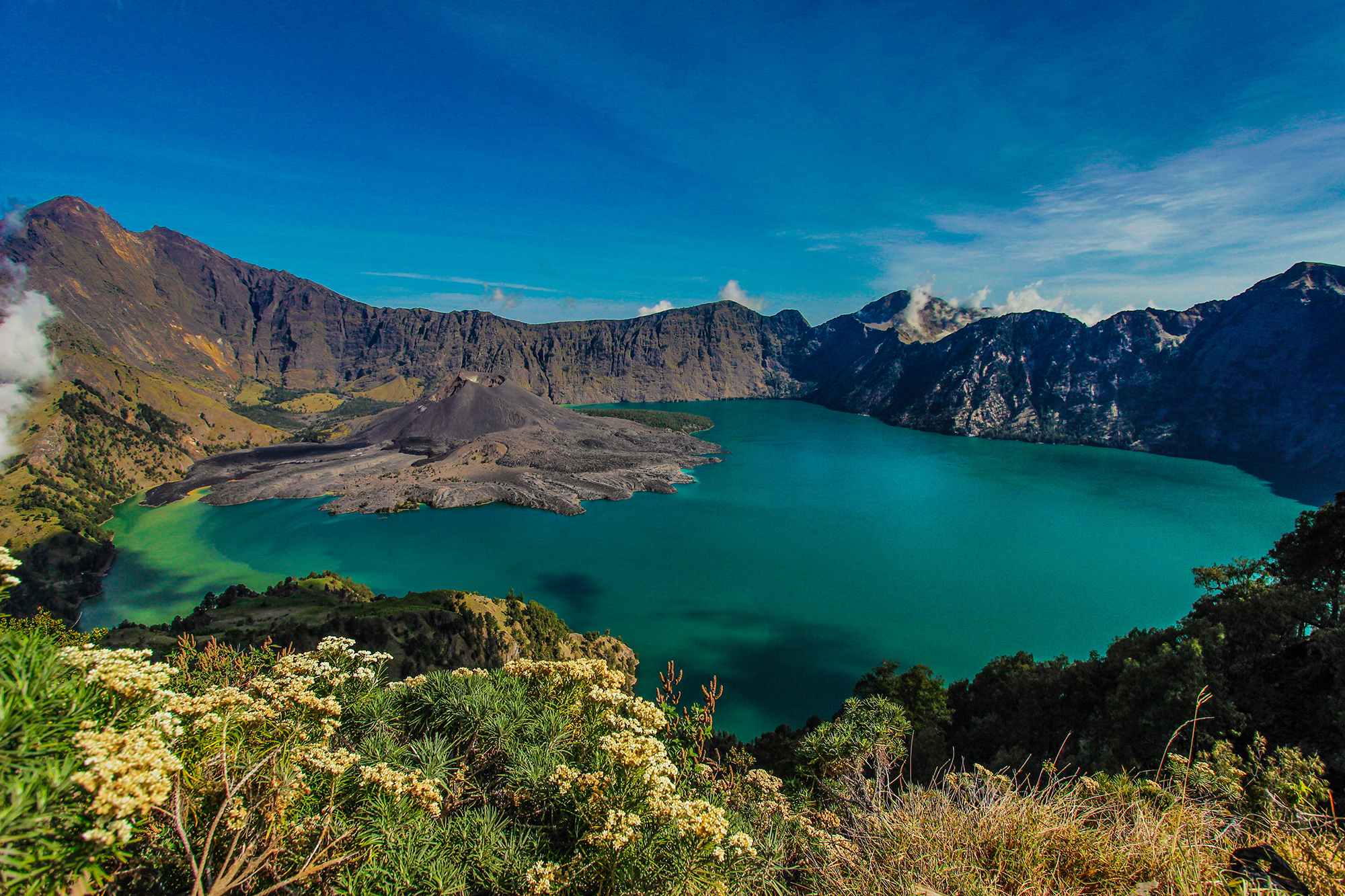 Segara Anak: Menyapa Keindahan Rinjani Menyejukan Hati !