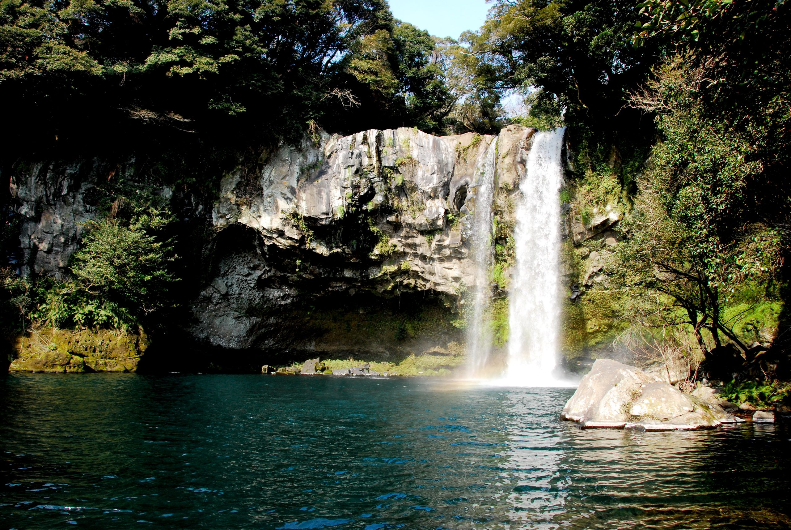 Jeongbang Falls: Pesona Air Terjun yang Menyapa Laut di Jeju