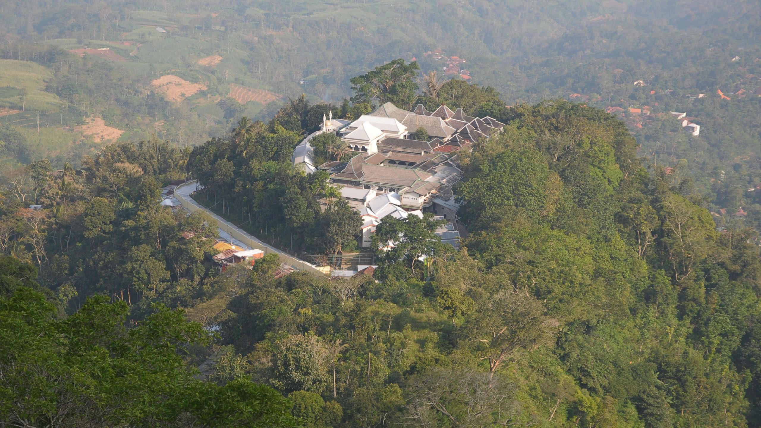 Makam Wali Songo: Jejak Spiritual, Sejarah, dan Destinasi Religi