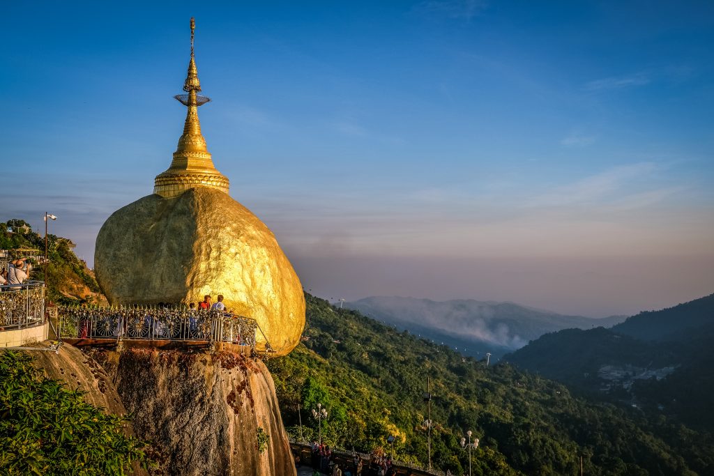 Golden Rock — Keajaiban Alam yang Bikin Gue Terpesona!
