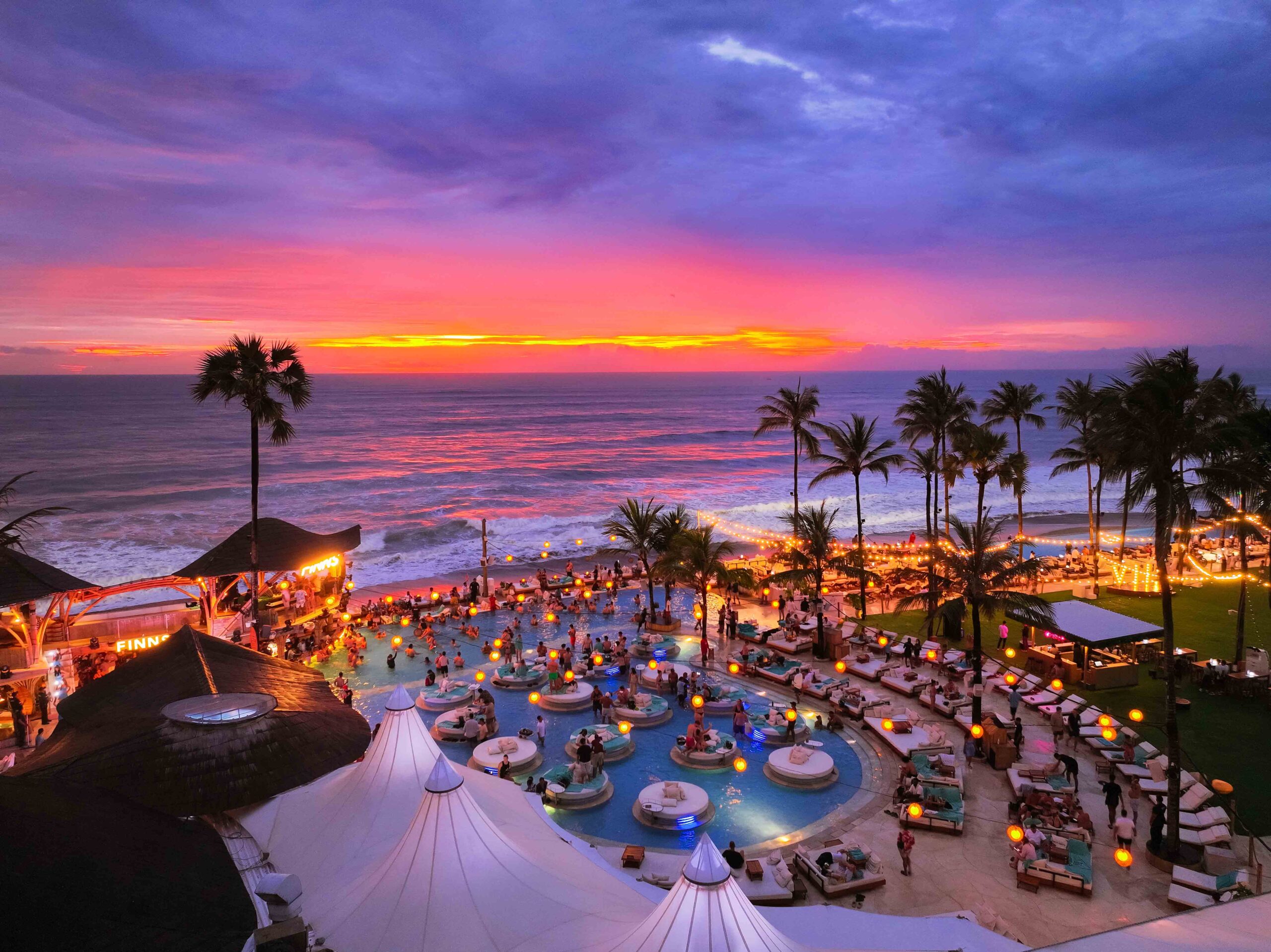 Finns Beach Club: Pesona Mewah dan Nyaman di Tepi Pantai Bali Finns Beach Club: Pesona Mewah dan Nyaman di Tepi Pantai Bali