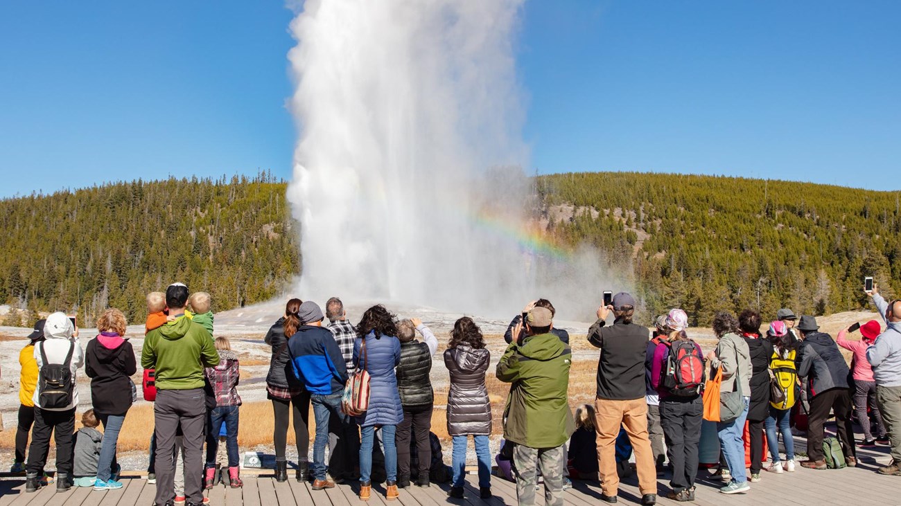 Old Faithful: Keajaiban Geiser Abadi di Jantung Yellowstone Old Faithful: Keajaiban Geiser Abadi di Jantung Yellowstone