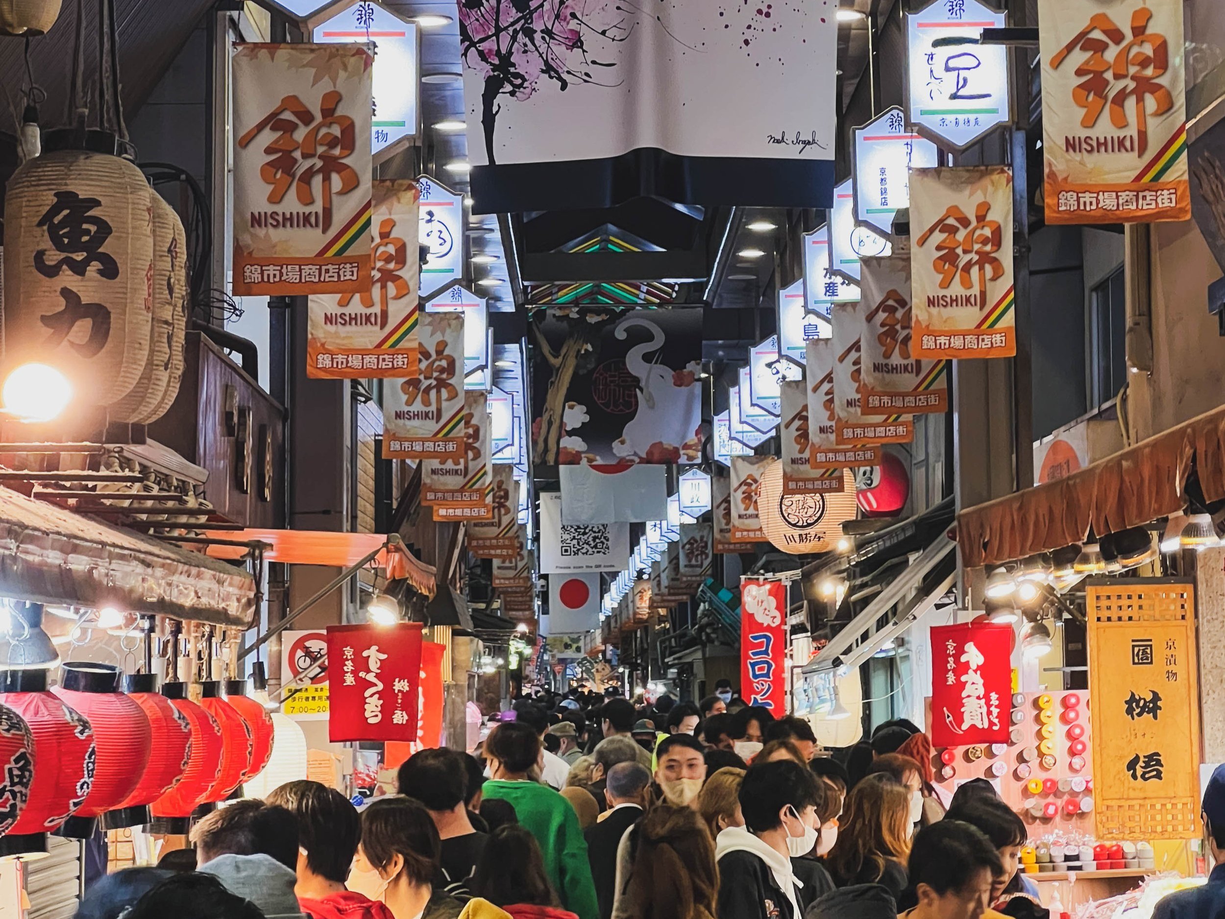 Nishiki Market: Jelajah Kuliner & Budaya di “Dapur” Kota Kyoto