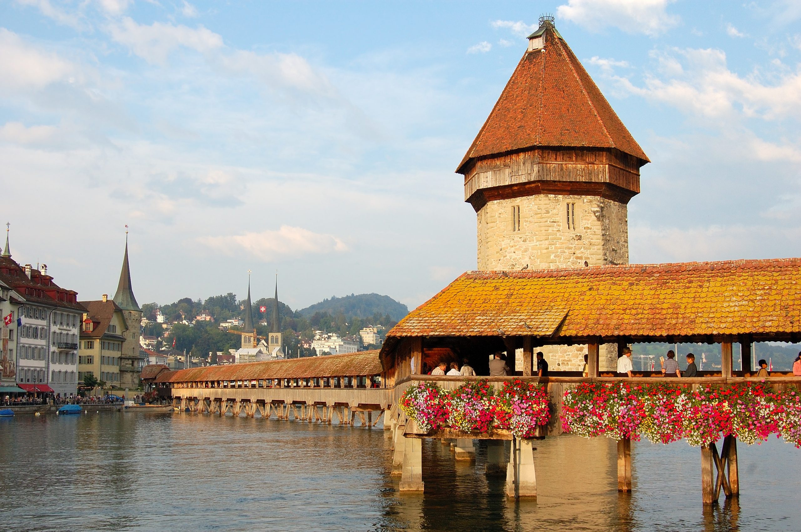 Chapel Bridge — Keindahan dan Ikon Sejarah Kota Lucerne