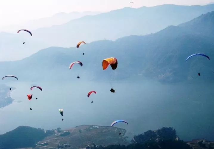 Menembus Awan di Paralayang Batu: Adrenalin Keindahan Alam