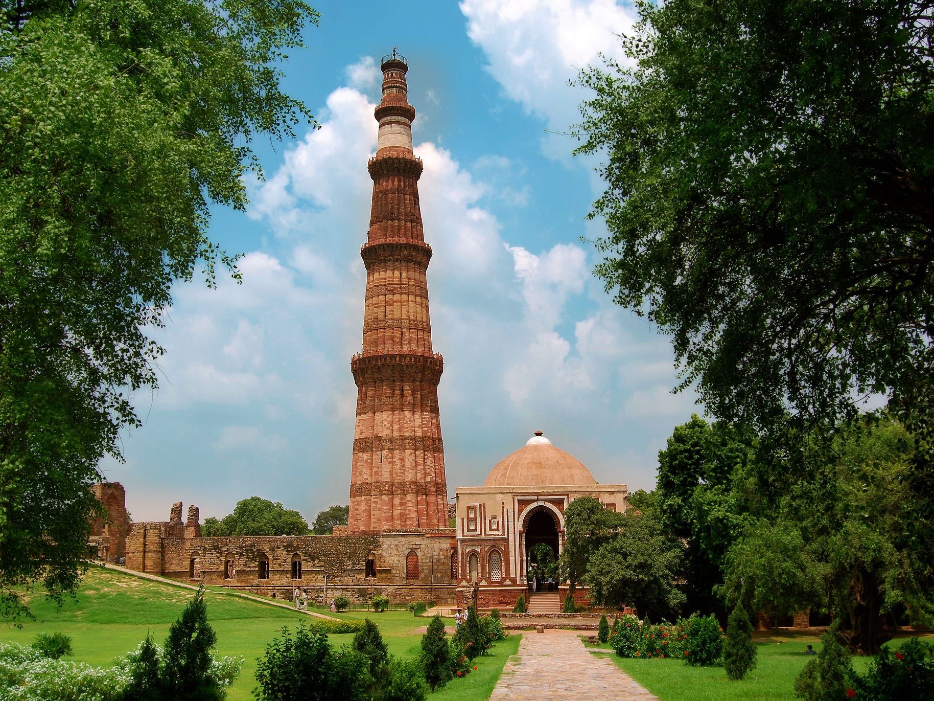 Qutub Minar: Menara Bersejarah yang Jadi Ikon Arsitektur India Qutub Minar: Menara Bersejarah yang Jadi Ikon Arsitektur India