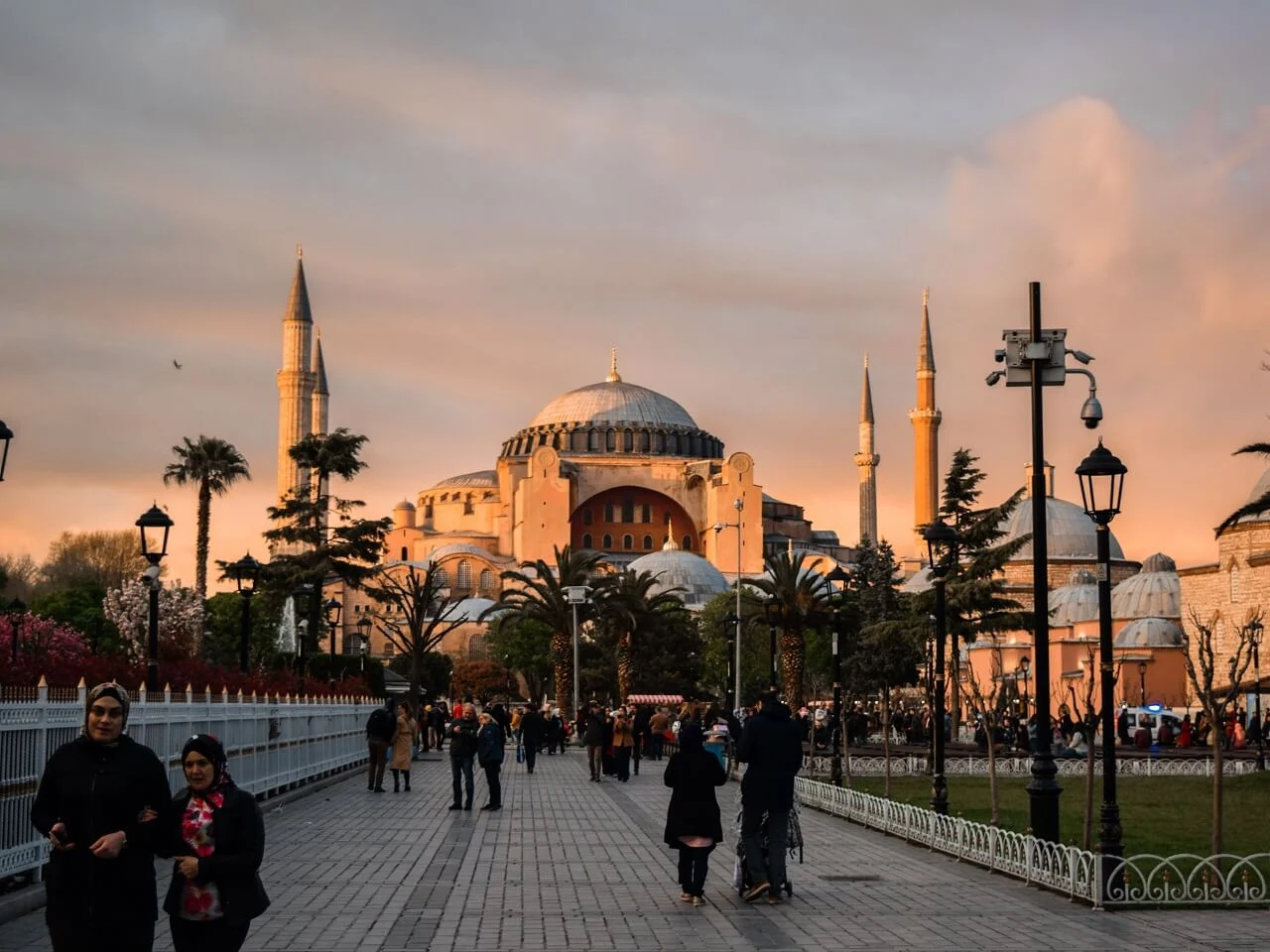 Hagia Sophia: Ikon Abadi Perjalanan Sejarah dan Wisata Dunia