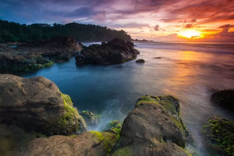 Pantai Wediombo: Surga Tersembunyi di Jogja yang Wajib Dikunjungi