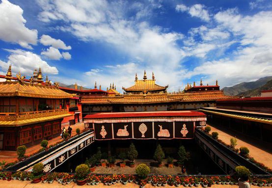Jokhang Temple: Menyelami Keagungan Spiritualitas di Jantung Lhasa