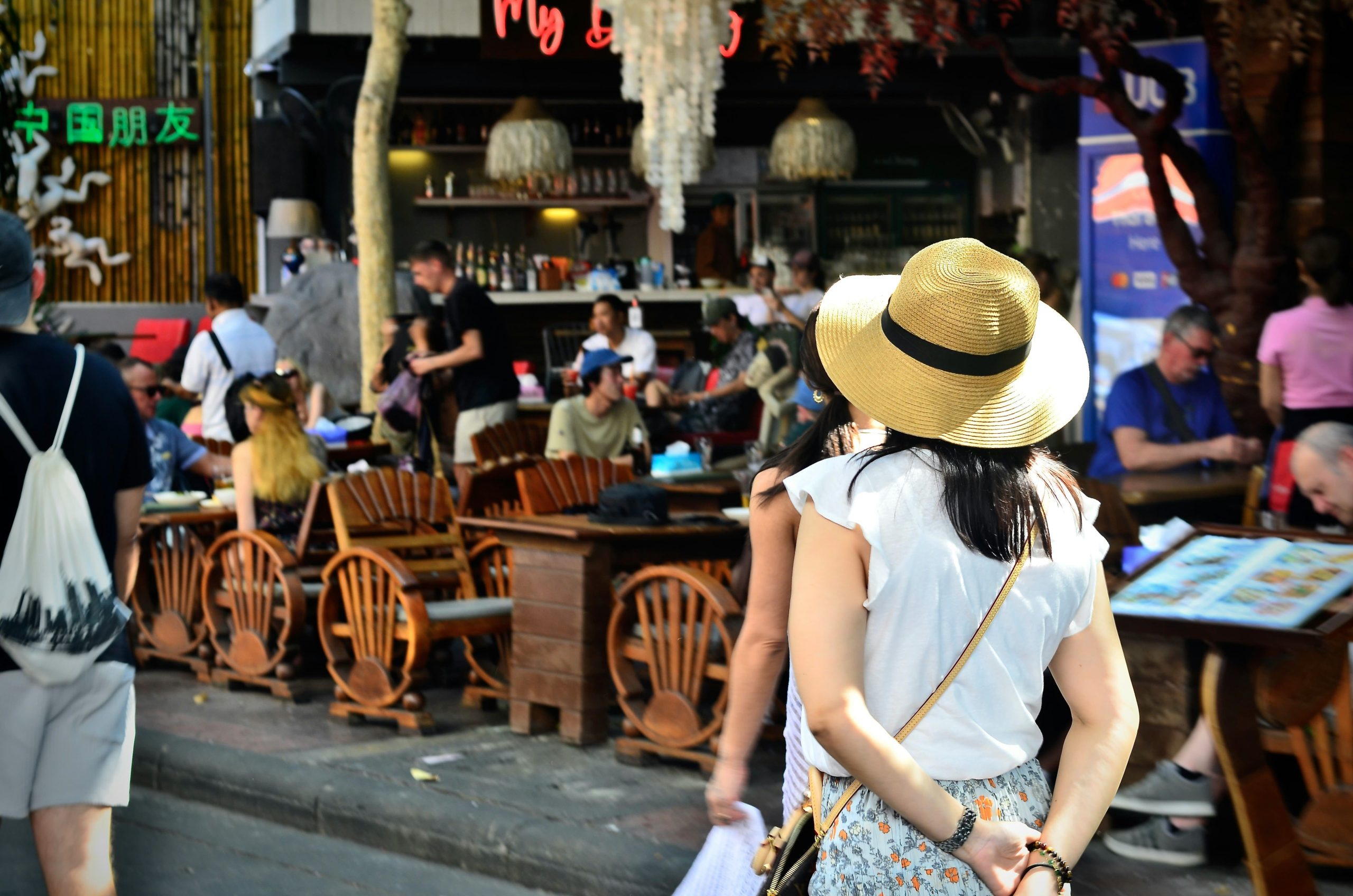 Etika Traveler: Panduan Perjalanan Santai, Berbudaya, dan Bertanggung Jawab untuk Traveler Modern