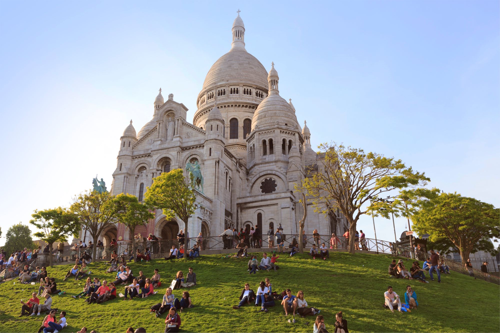 Sacre Coeur: Pesona Gereja Putih di Bukit Montmartre Paris