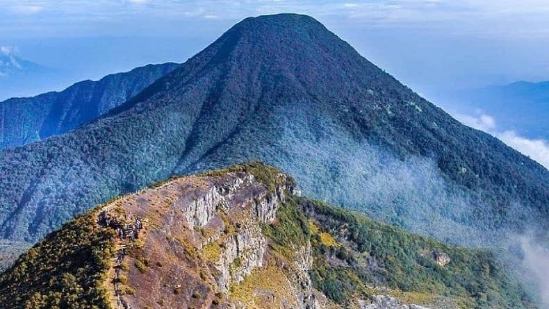 Gunung Gede: Pesona Alam, Cerita Pendaki, dan Pesan yang Tak Pernah Padam